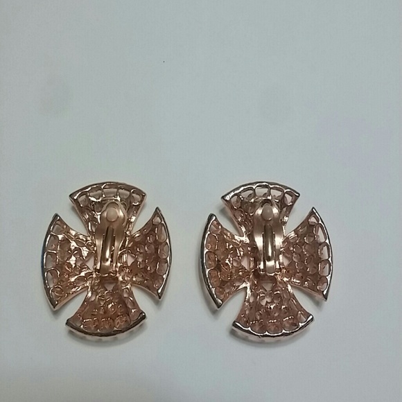 Gold tone earrings - Picture 6 of 7